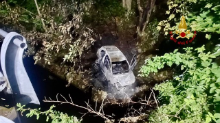 Precipita in un dirupo  con l’auto che prende fuoco, salvo il conducente